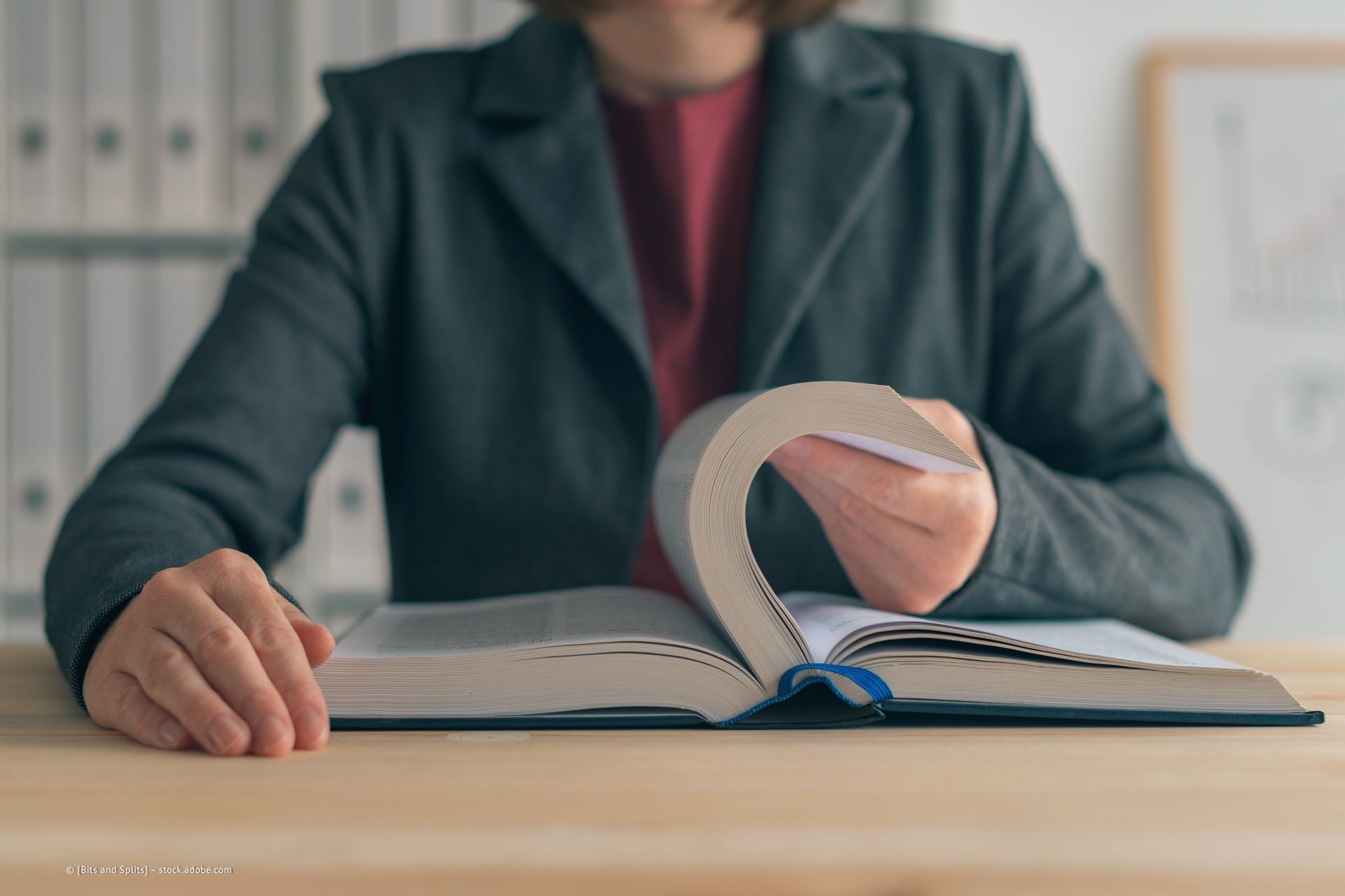 Iris Harff Rechtsanwältin, Oberkörper einer am Tisch sitzenden Frau neben Waage