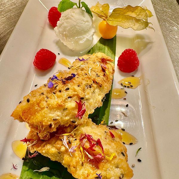 Un plateau de plats thaïlandais colorés : salade de papaye, tartes au curry et autres apéritifs.