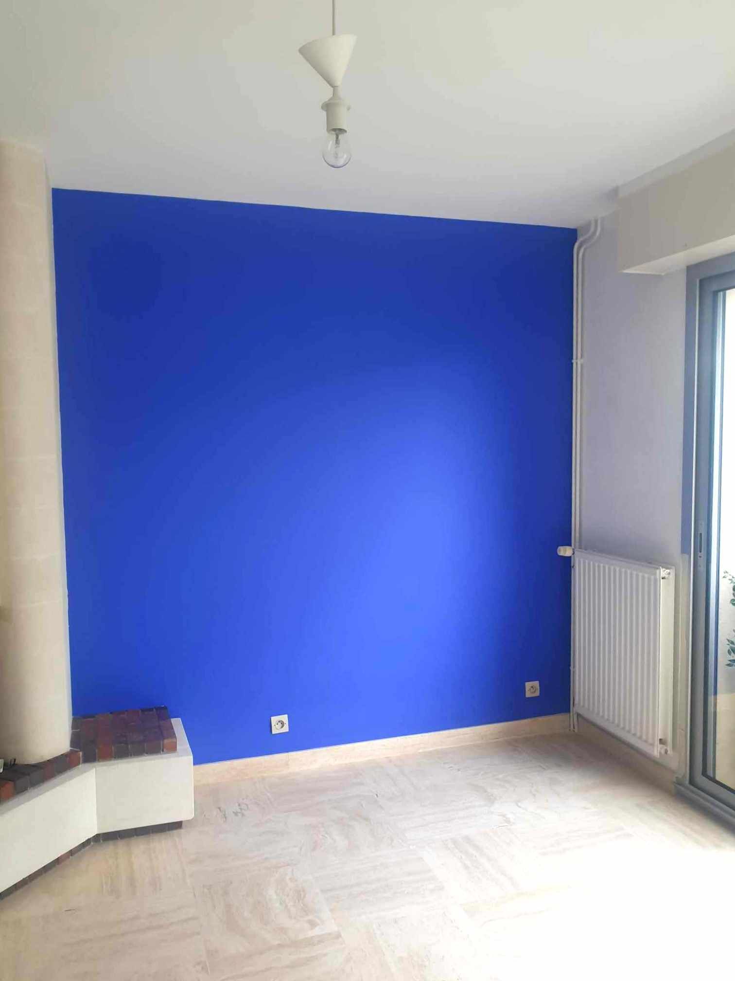 Peinture bleue sur mur