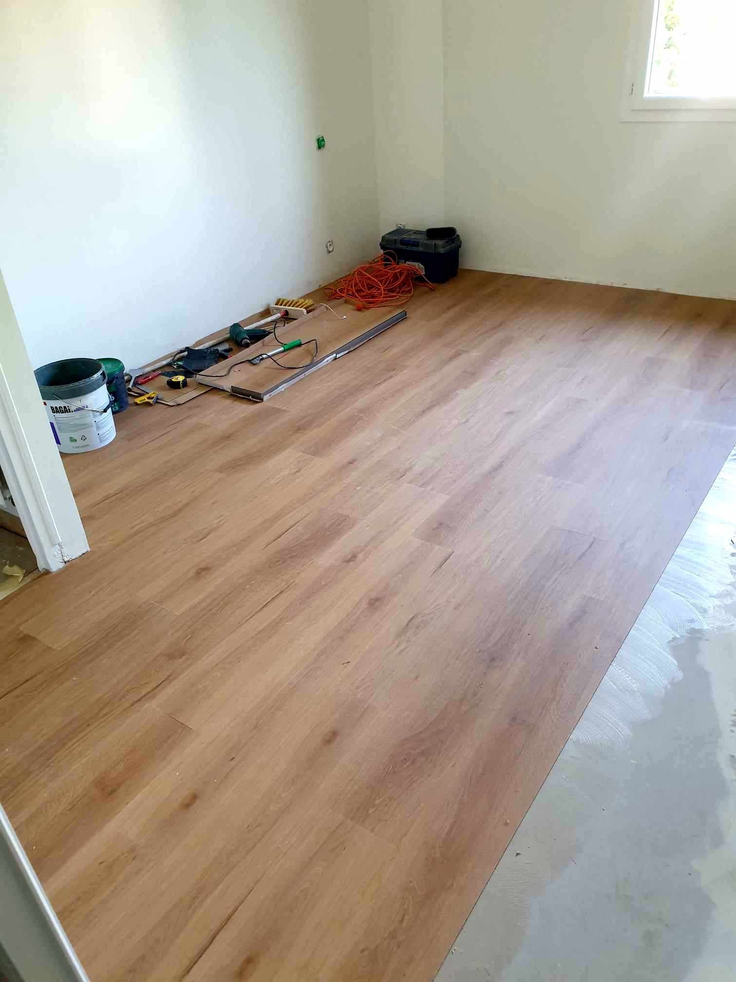 Parquet flottant dans chambre