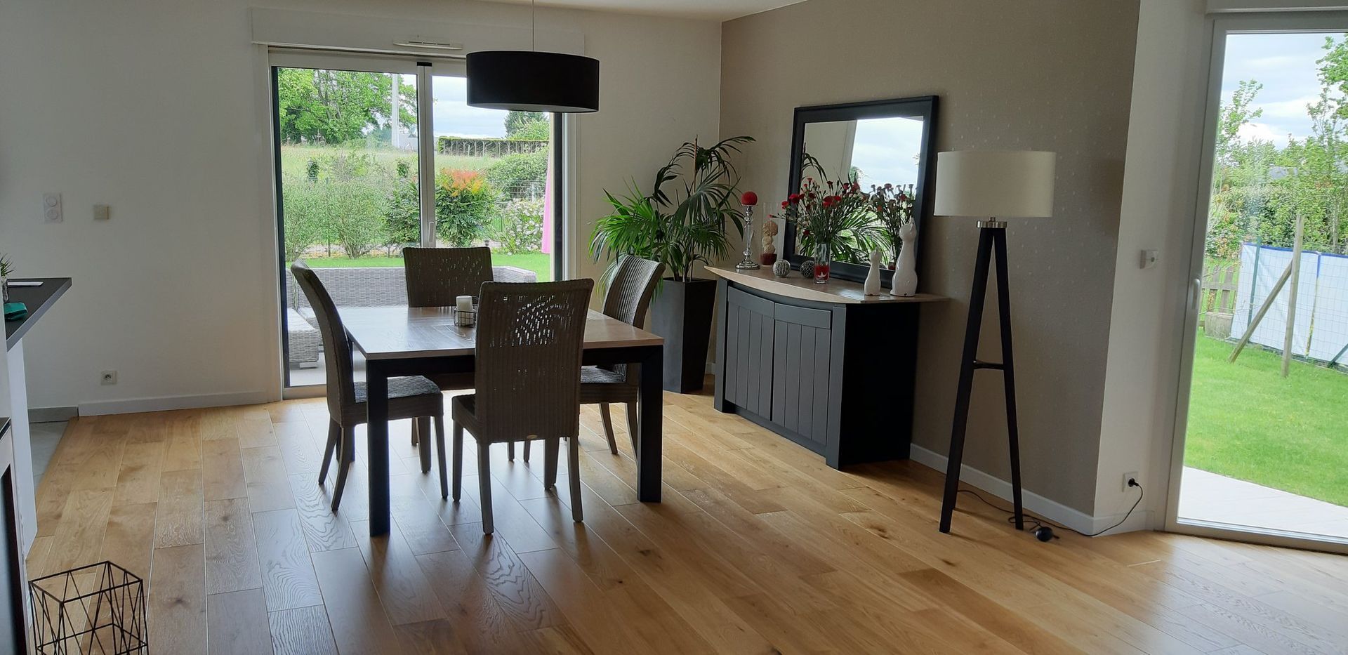 Peinture d'un mur dans un salon en couleur taupe