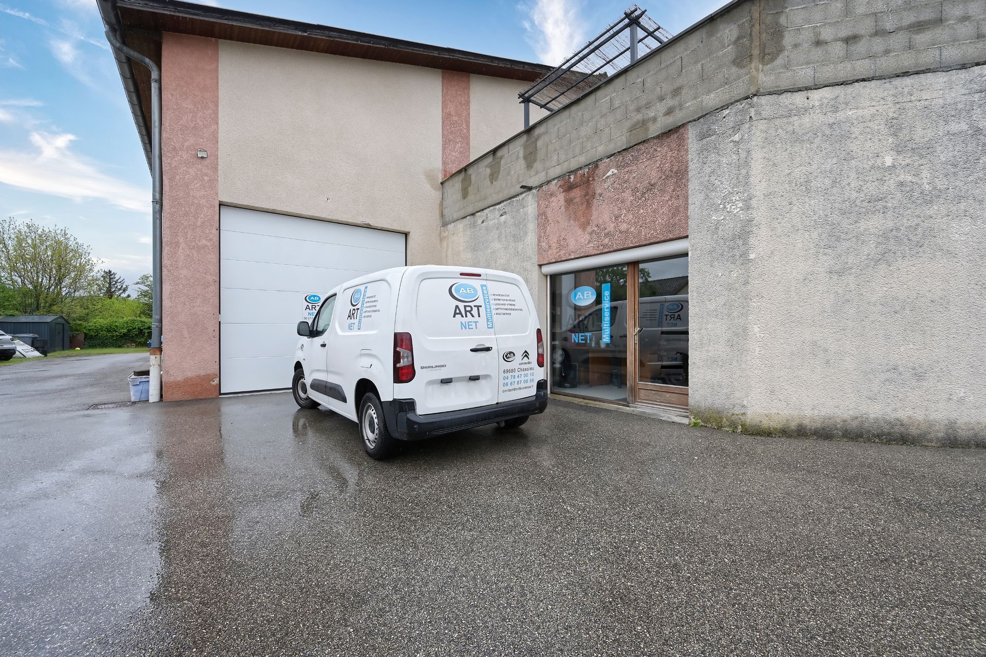 Véhicule Art Net devant l'entrepôt.
