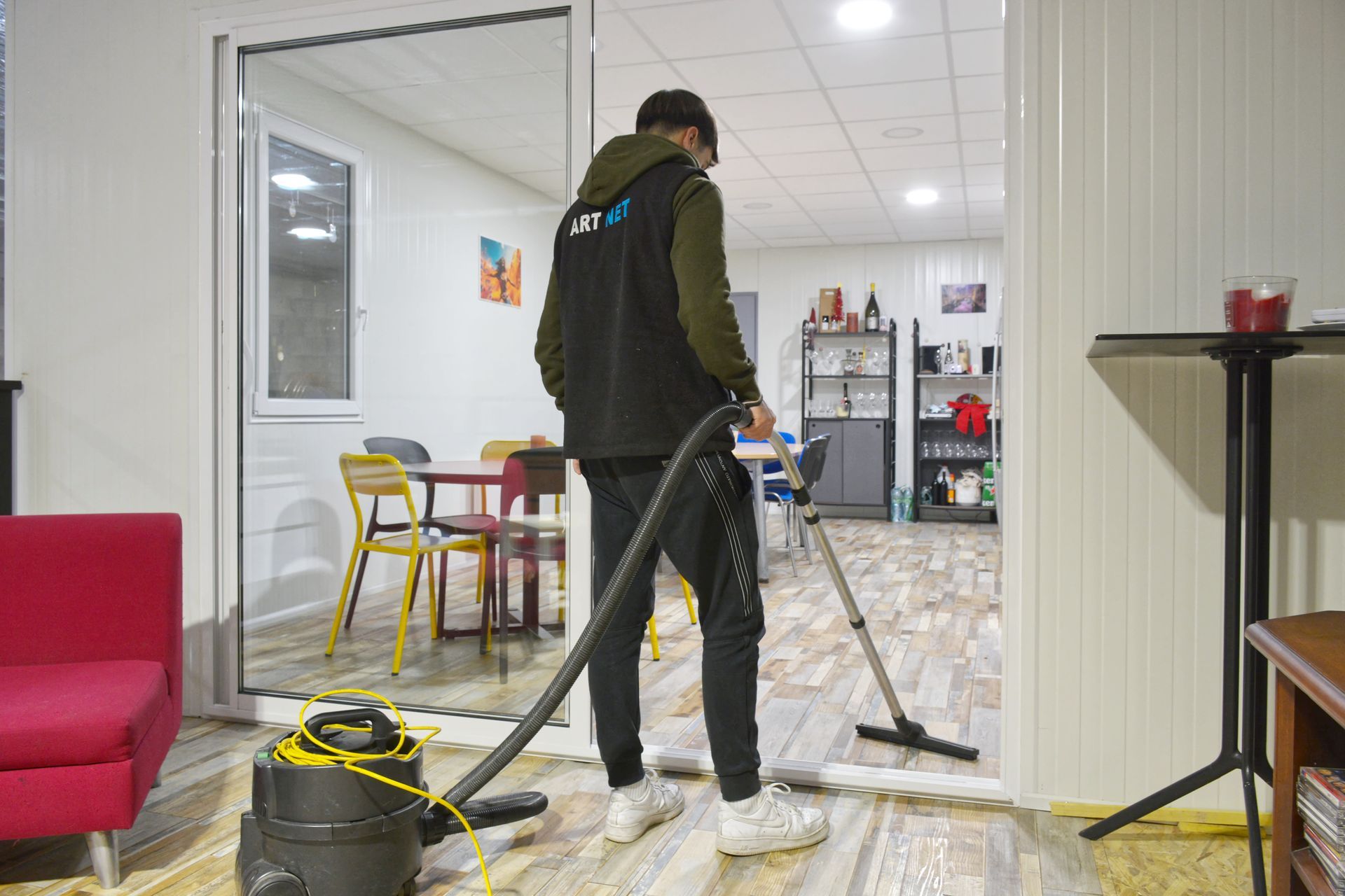 Homme passant l'aspirateur.