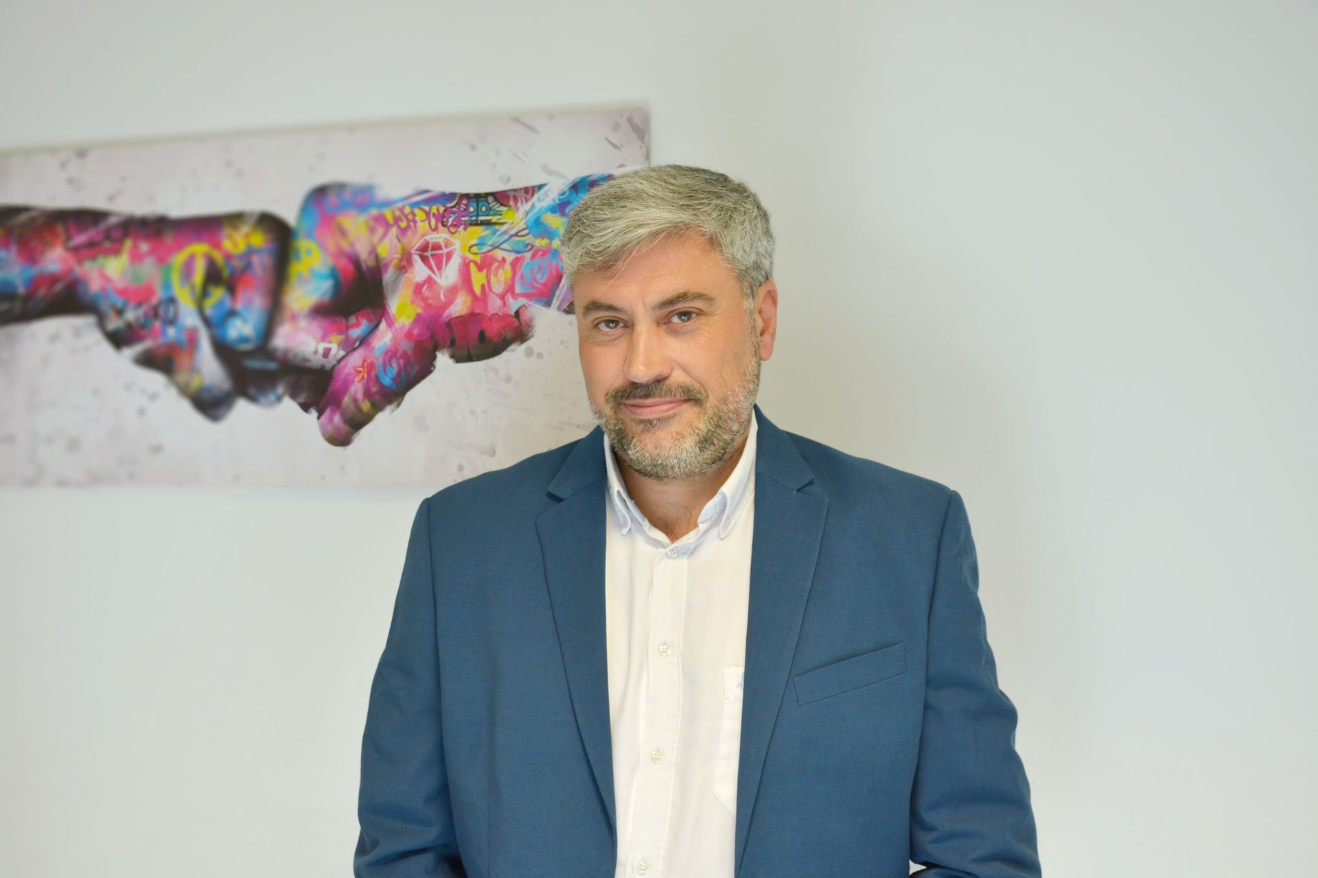 Dirigeant de l'entreprise devant un tableau.