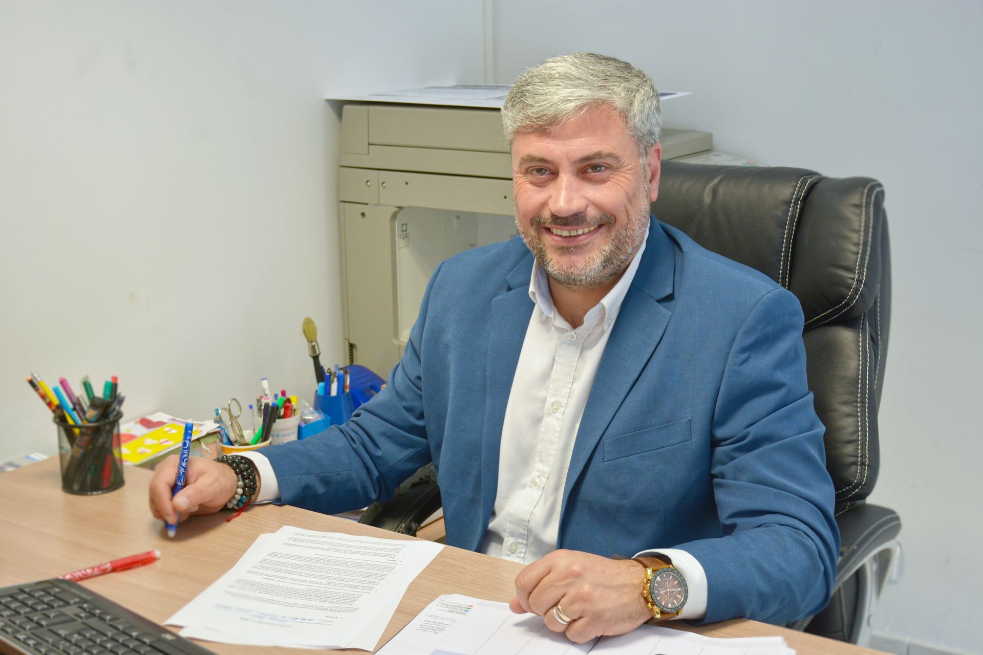 Dirigeant de l'entreprise à son bureau.