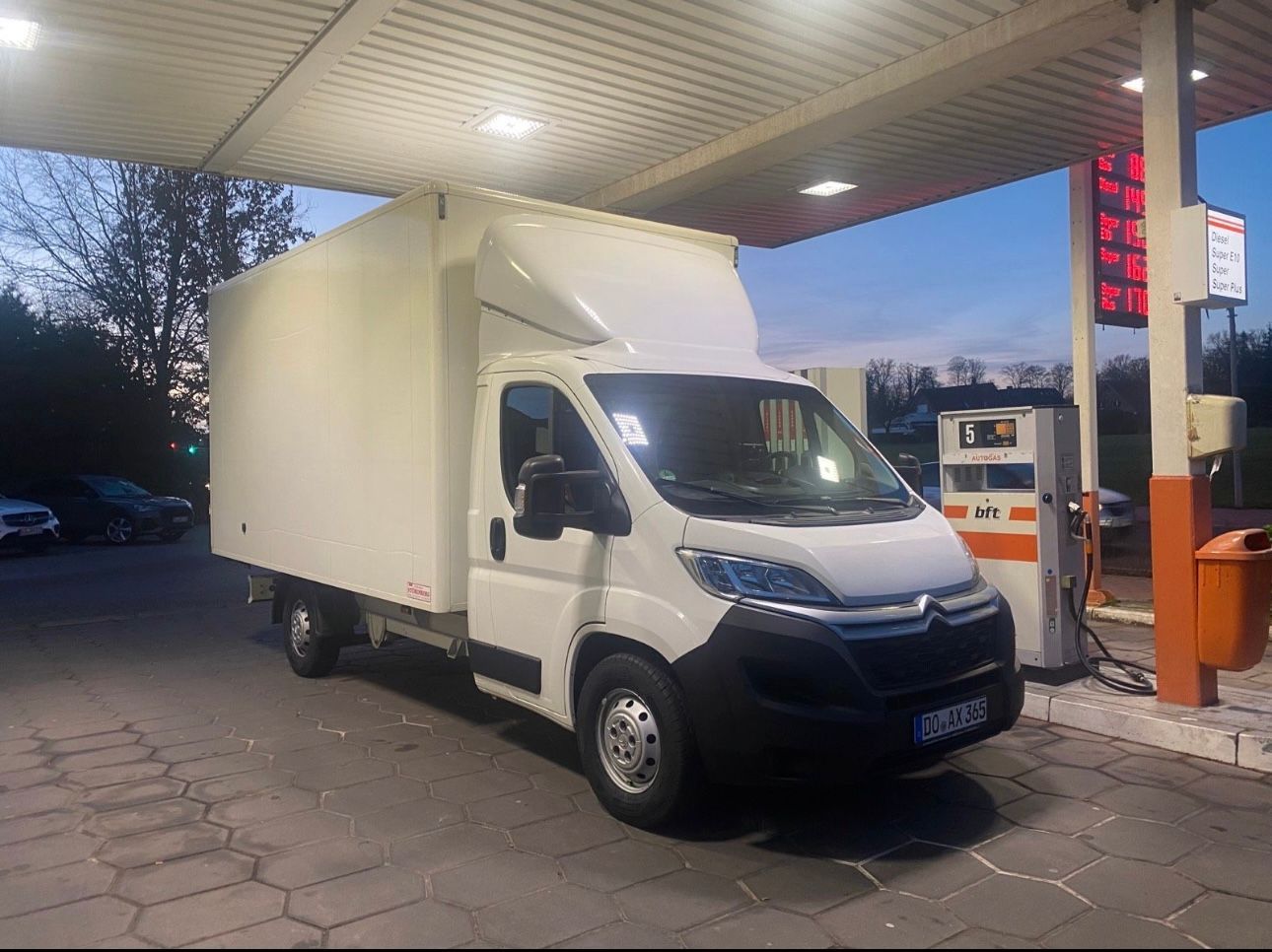 Gemieteter Transporter an einer Tankstelle