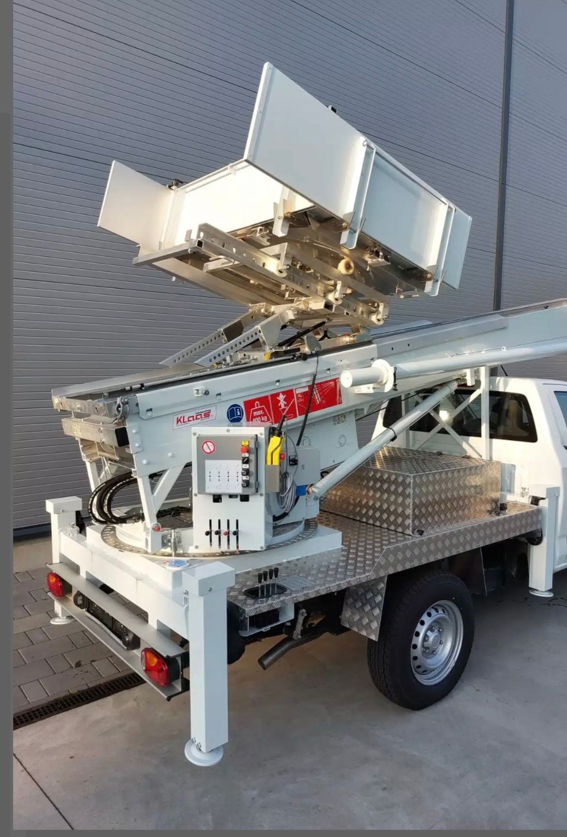 Ein Möbelaufzug-Fahrzeug von hinten