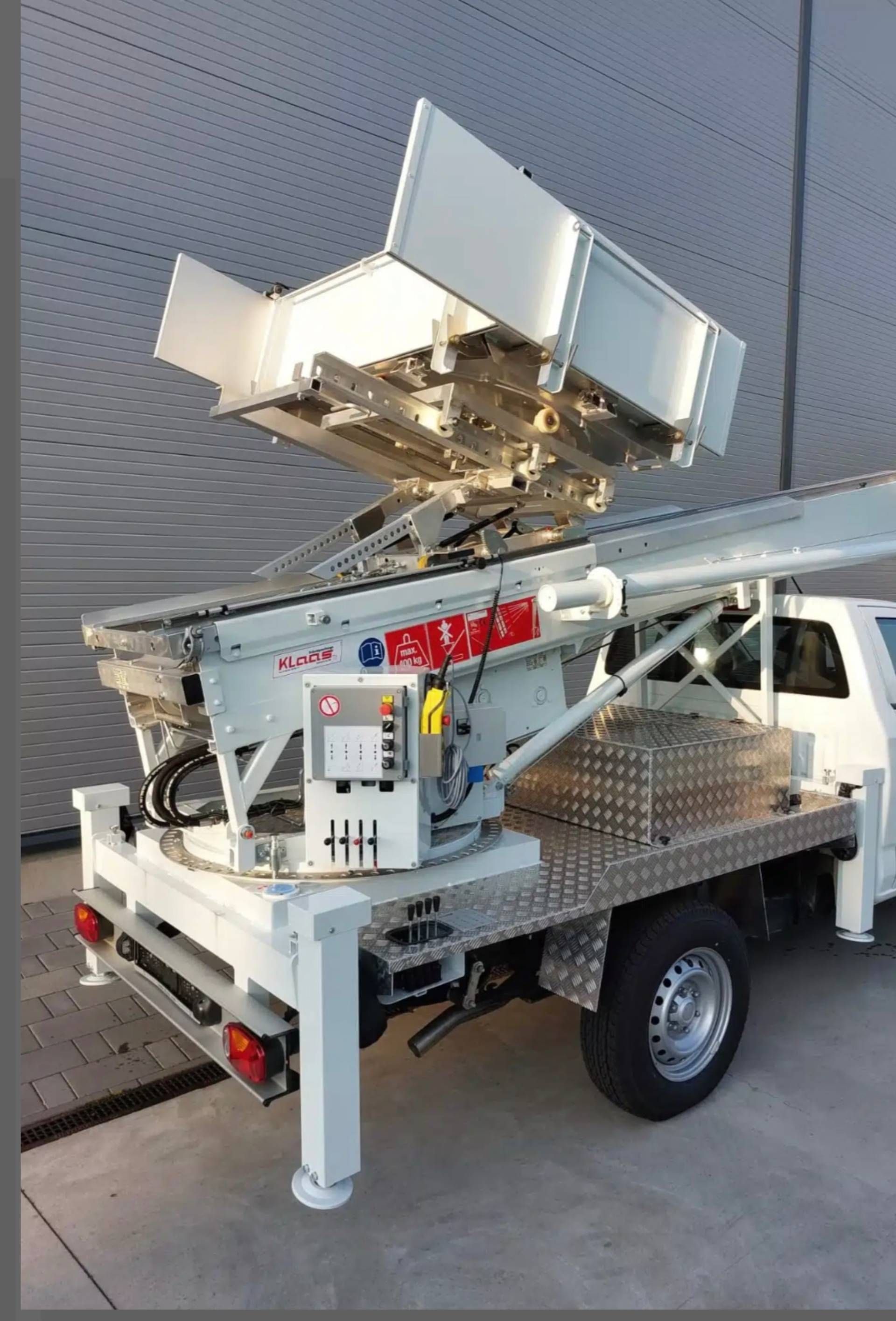 Ein Leiterwagen von hinten, stehend bei einem Kunden