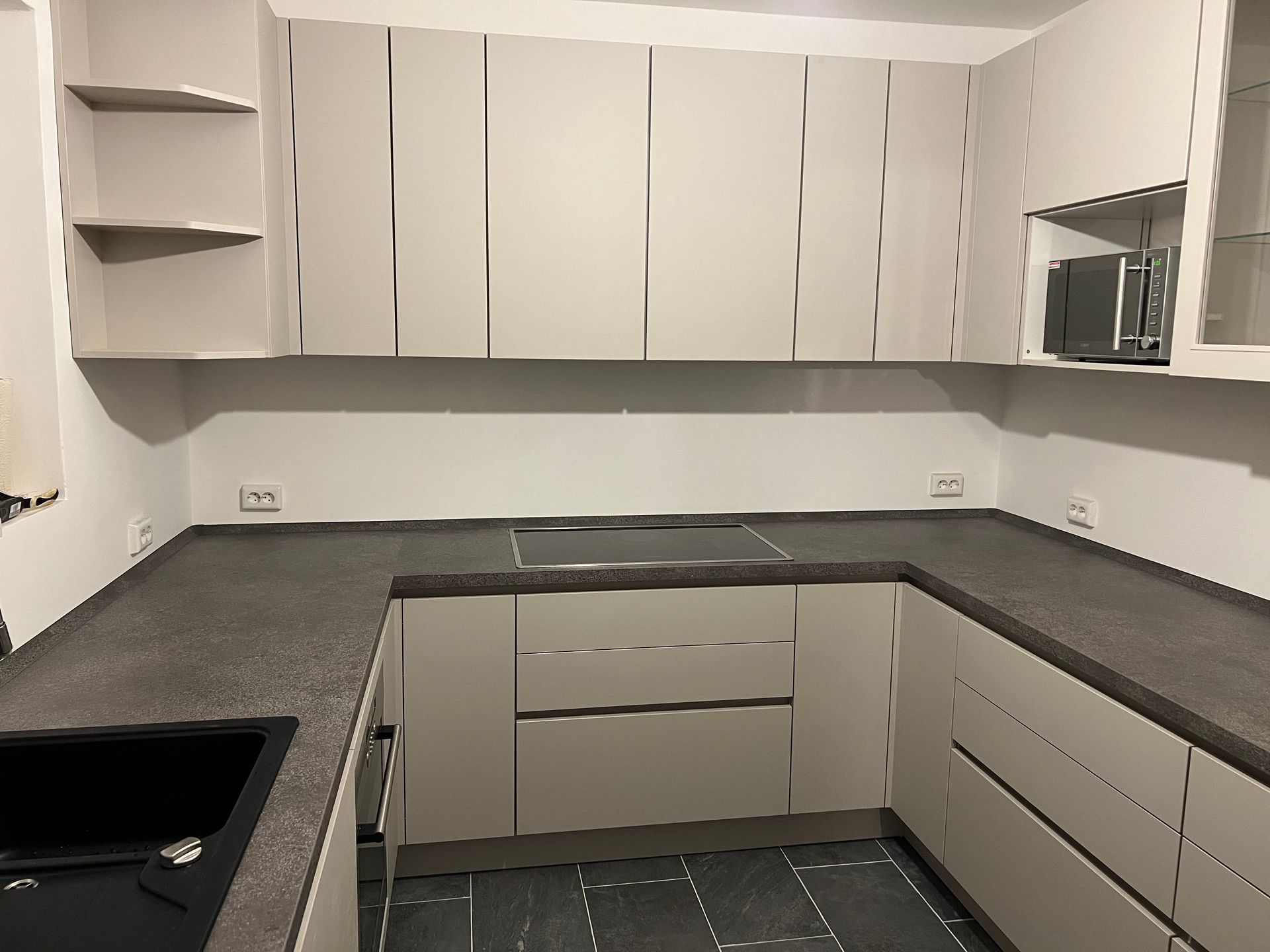 Eine aufgebaute Küche in U-Form