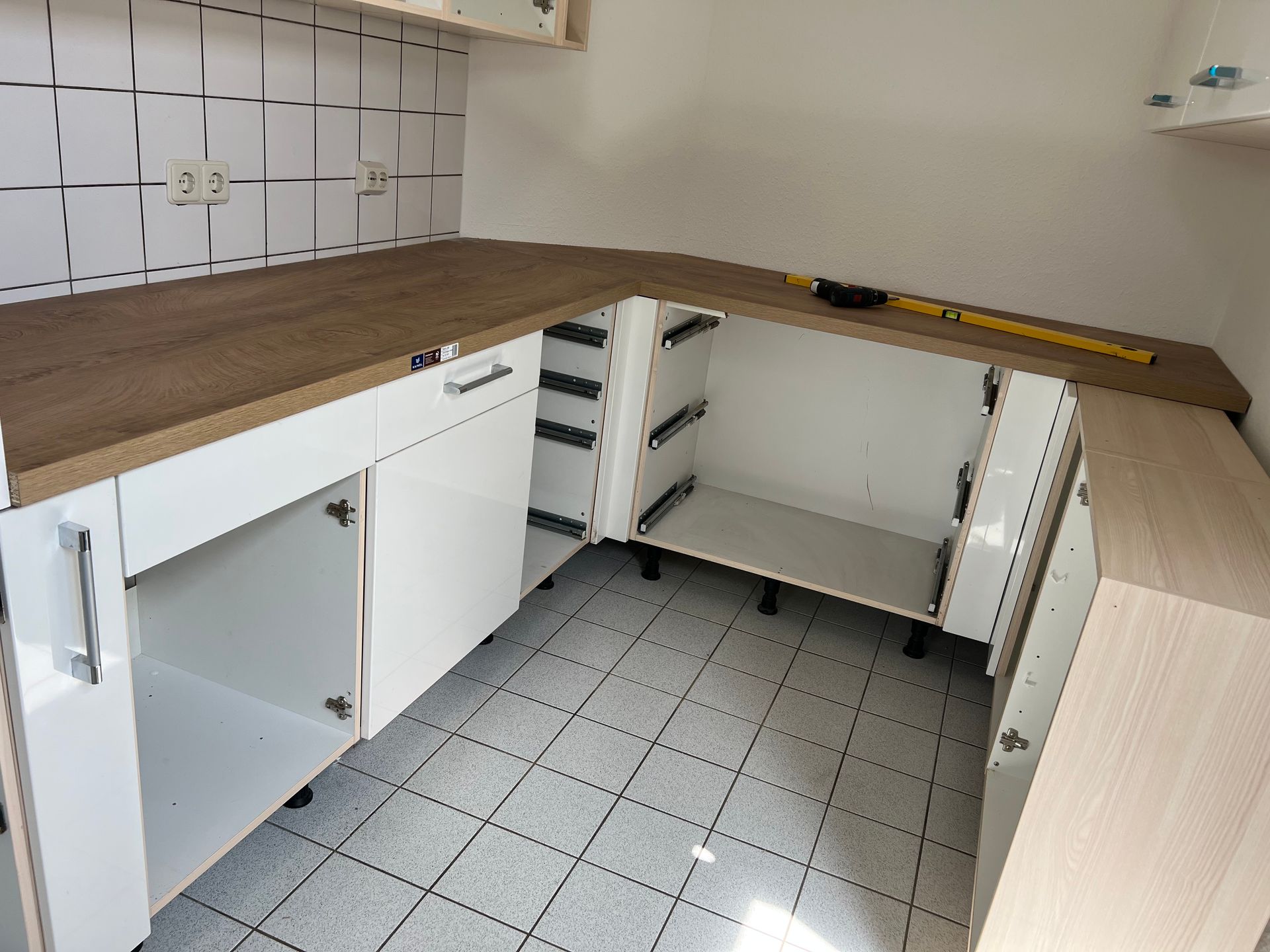 Eine Küche im Aufbau