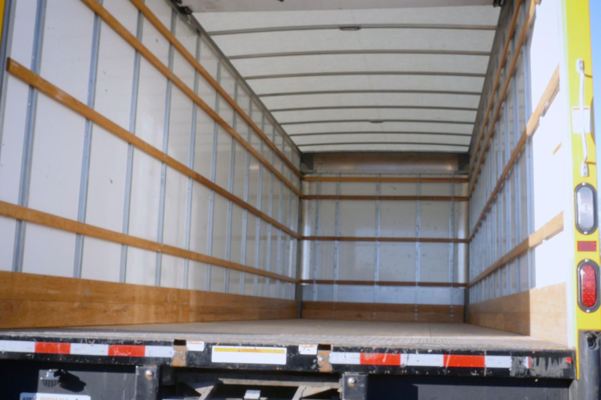 Die Ladefläche eines Miettransporters