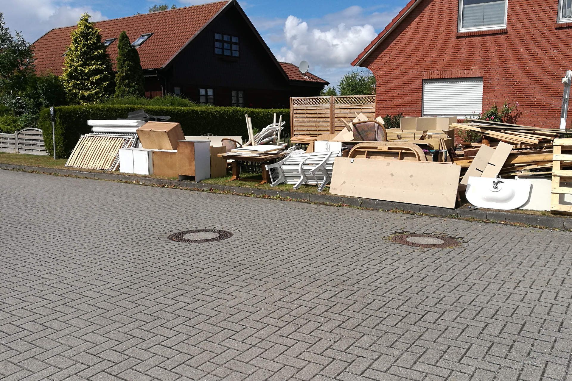 Möbel, welche bei einer Haushaltsauflösung nach draußen gestellt wurden