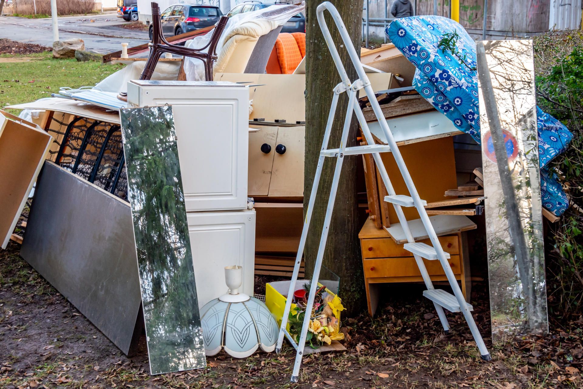 Möbel, welche bei einer Haushaltsauflösung rausgeräumt wurden