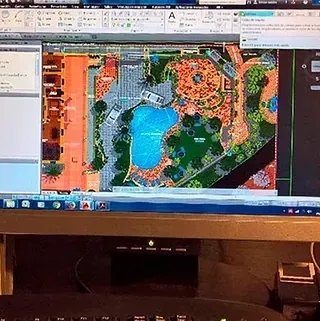Una pantalla de computadora muestra un mapa de un parque con piscina.