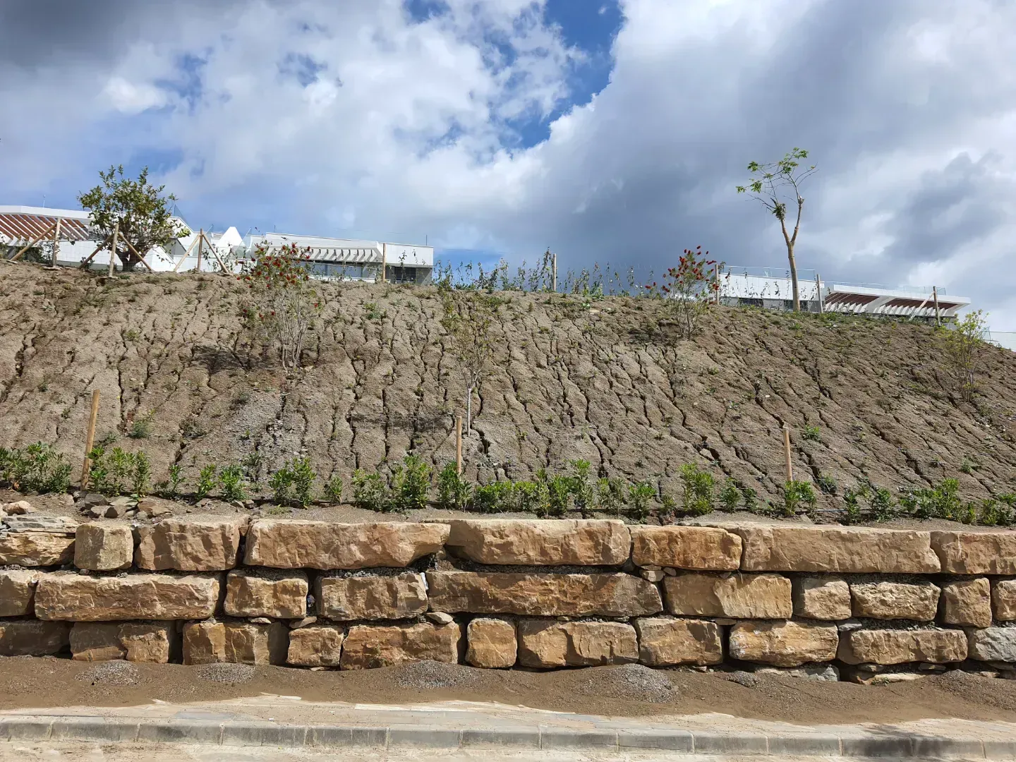 Un muro de piedra se encuentra en la cima de una colina.
