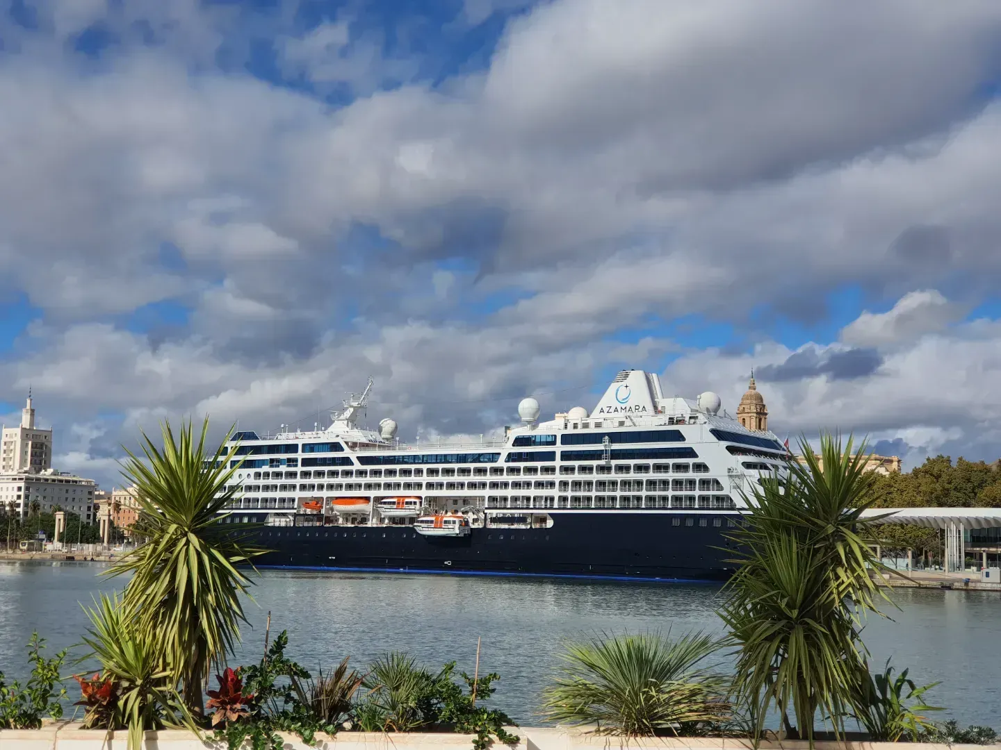 Un gran crucero está atracado en un puerto.