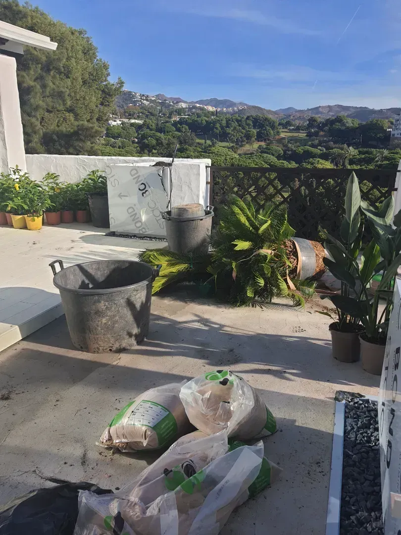 Un montón de bolsas de tierra están tiradas en el suelo de un patio.