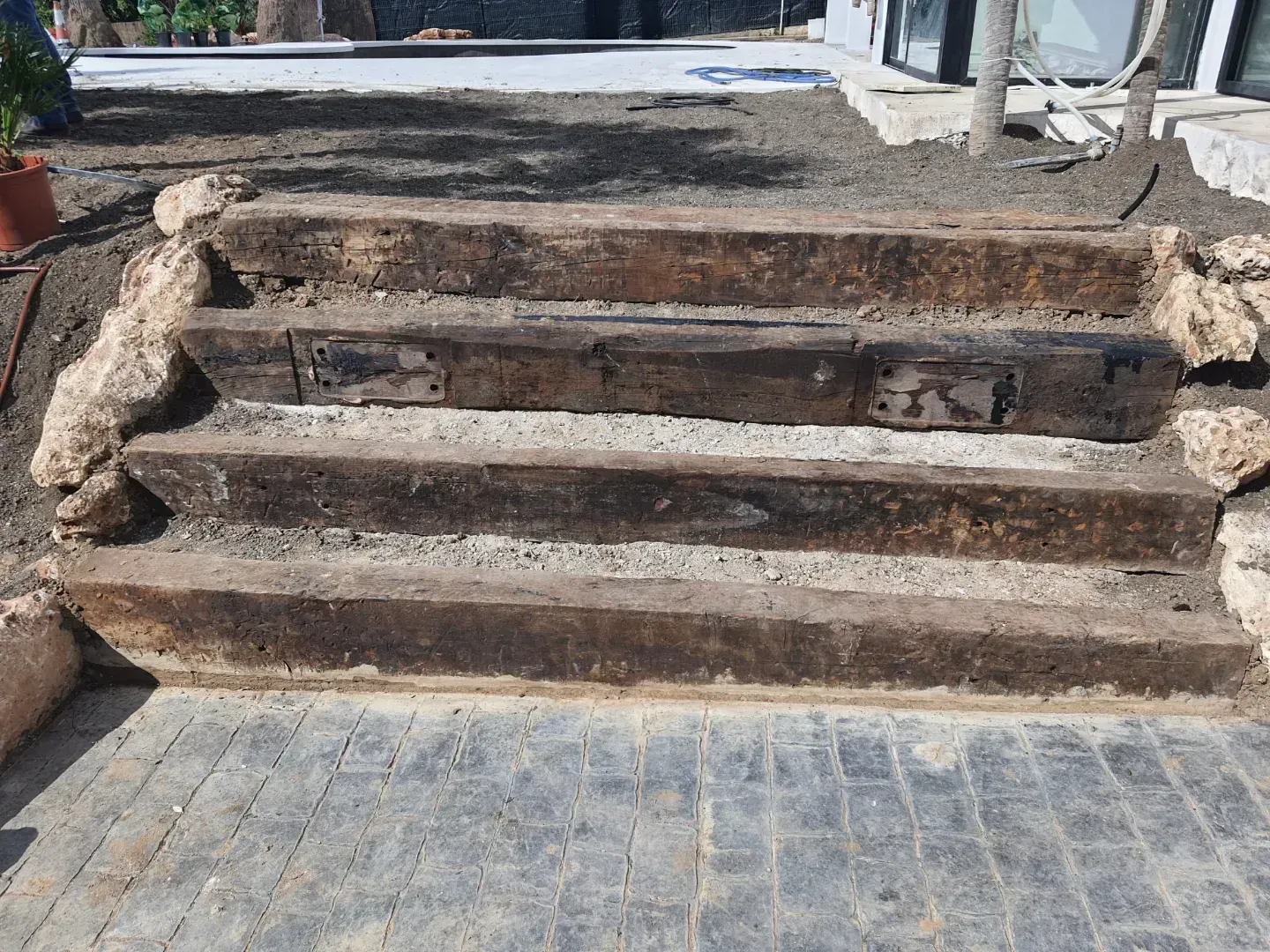 Un conjunto de escalones de madera que conducen a un edificio.