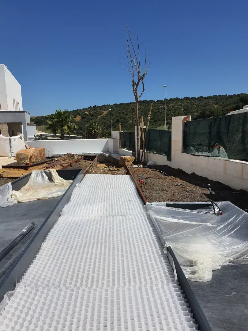 Hay un árbol al fondo y una valla al fondo.