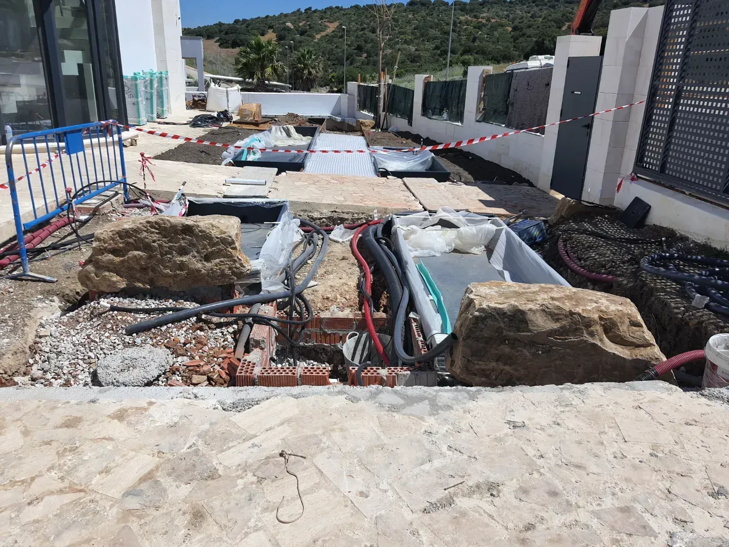 Un sitio de construcción con muchos cables saliendo del suelo.