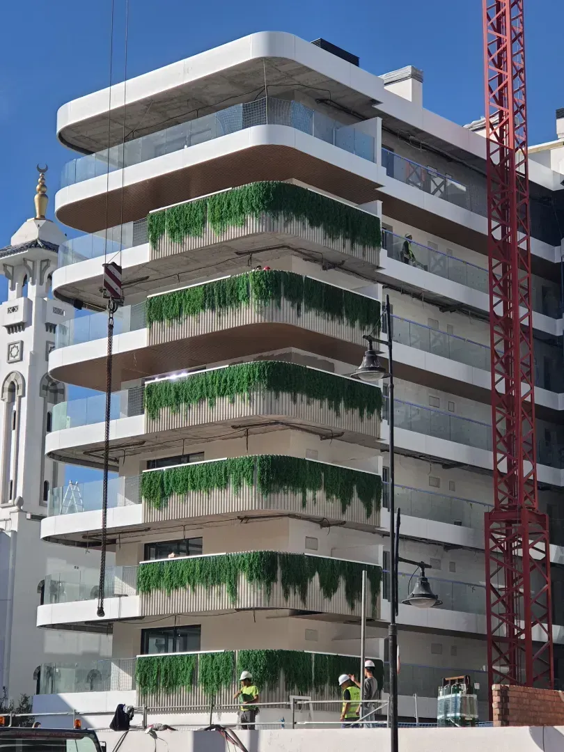Se está construyendo un gran edificio con una grúa delante.