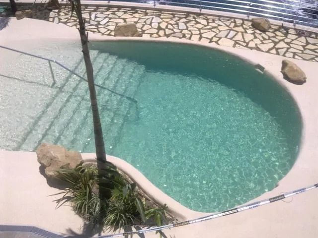 Una gran piscina con escaleras que conducen a ella.