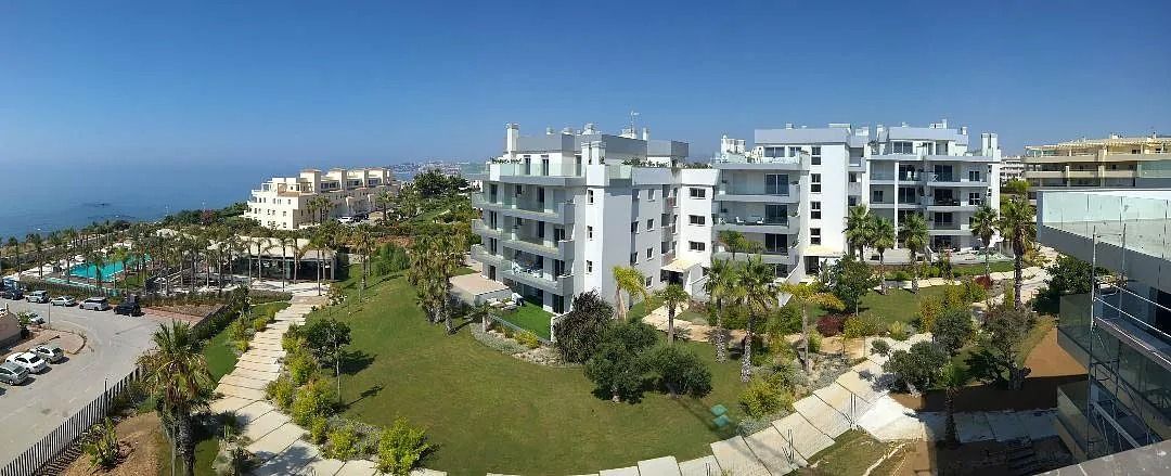 Una vista panorámica de una ciudad con muchos edificios y árboles.