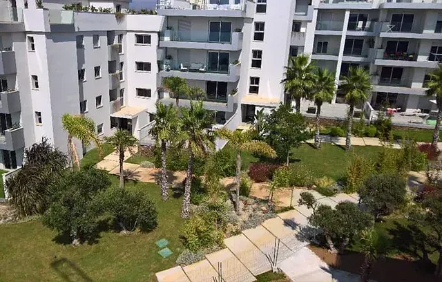 Una vista aérea de una zona residencial con muchos árboles y edificios.