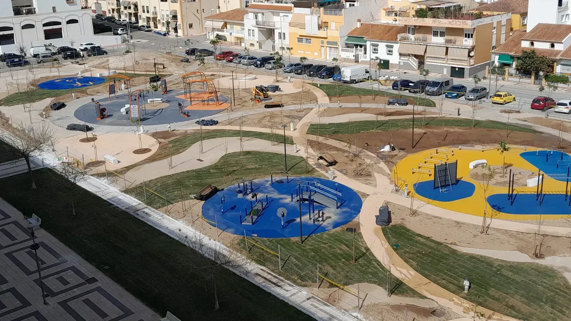 Una vista aérea de un parque con un área de juegos en el medio.