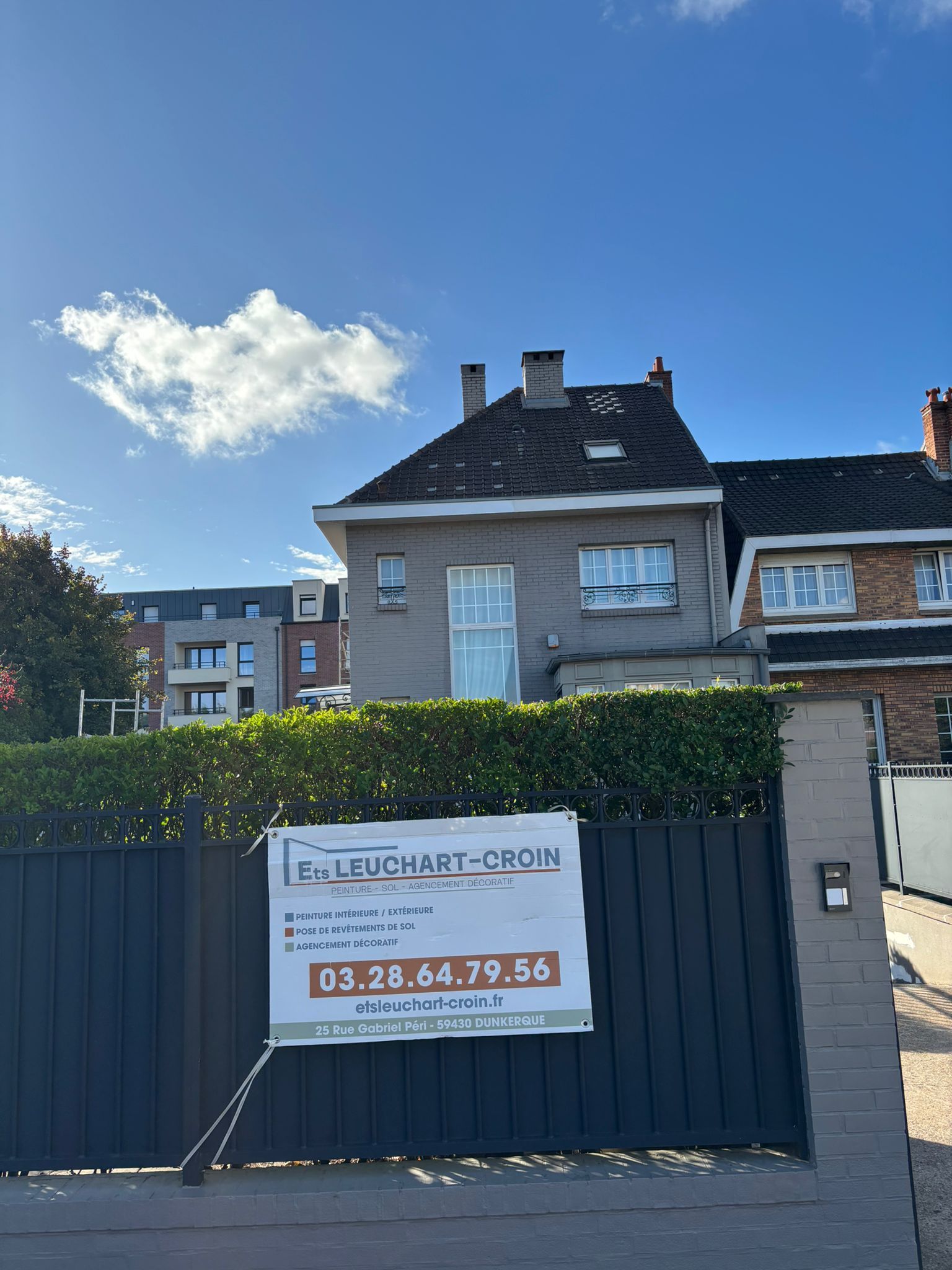 Silhouette de peintre en bâtiment avec un rouleau de peinture dans sa main