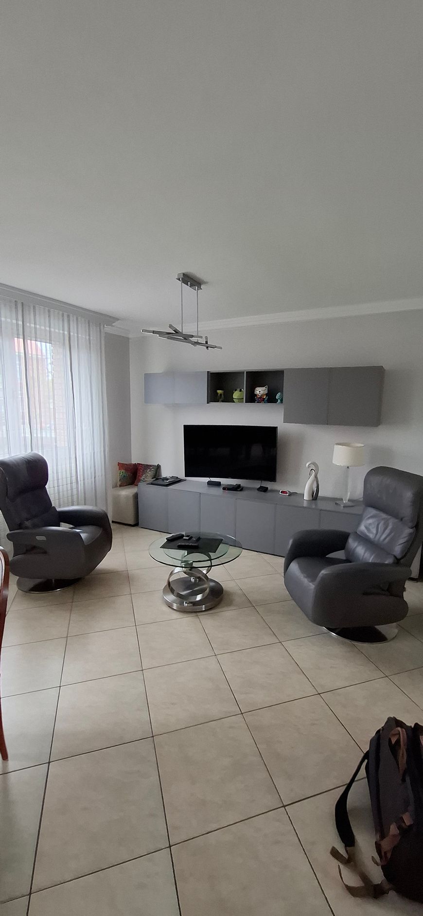 Rénovation intérieure avec cloison, faux plafond et spot intégrés et peinture blanche