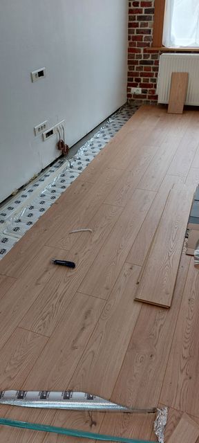 Travaux de pose de parquet en cours