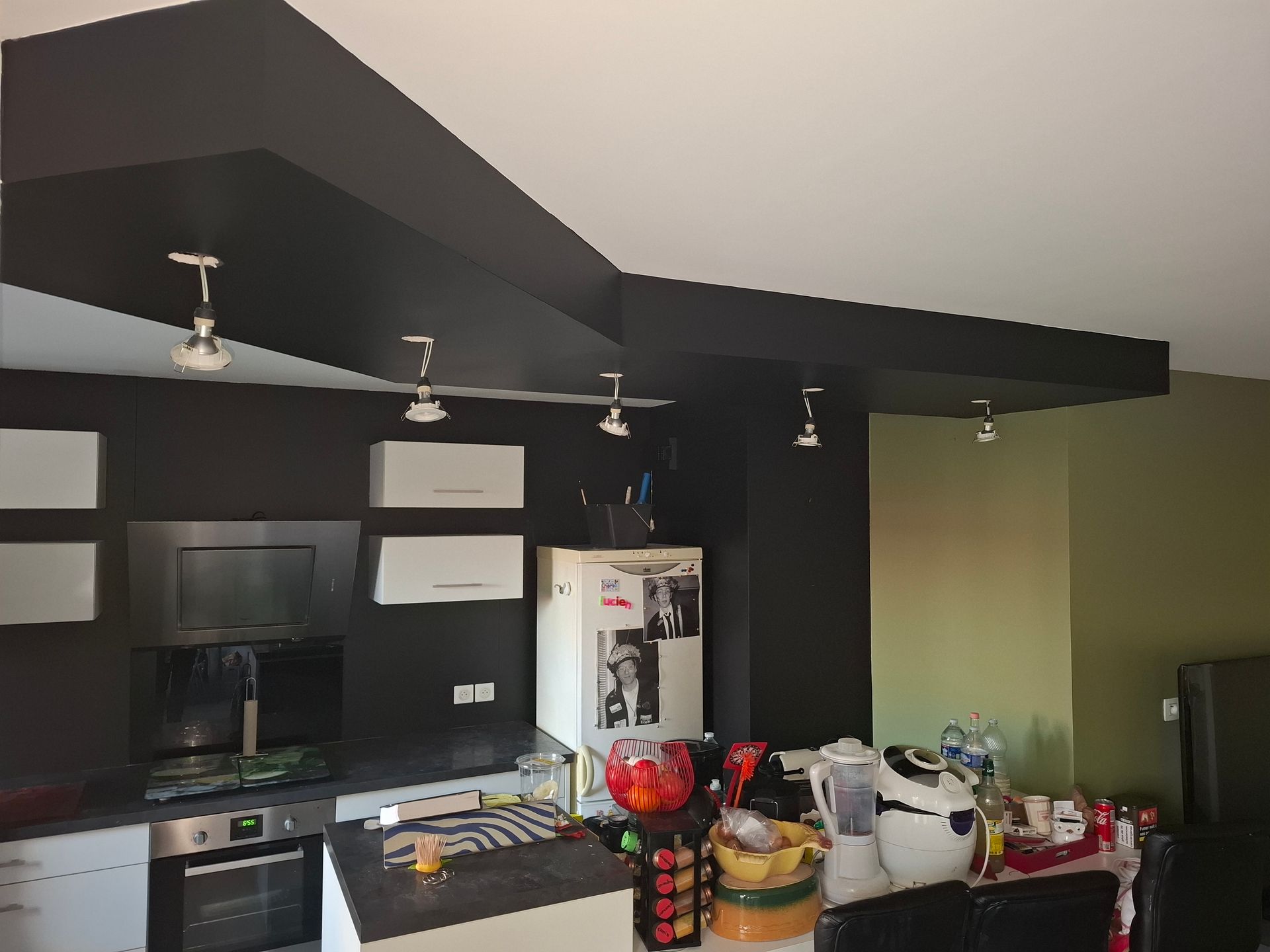 Pan de noir blanc et faux plafond noir avec spots