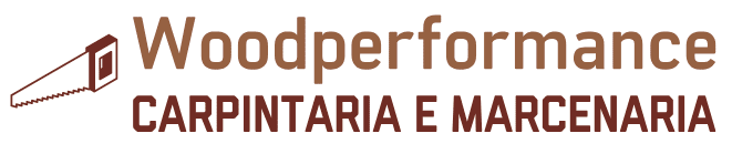 Logotipo da Woodperformance, uma empresa de carpintaria, com um ícone de serra e texto em marrom.