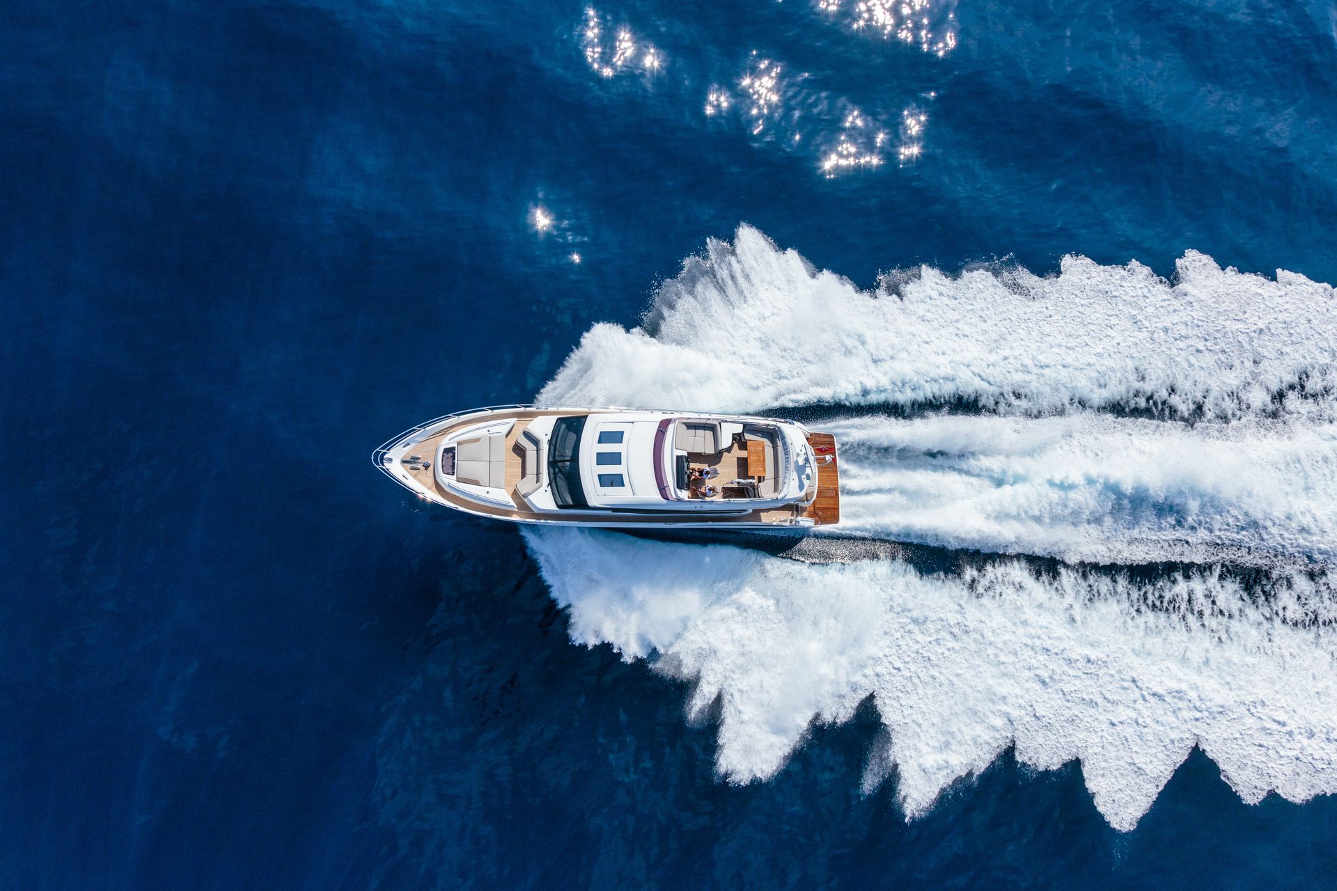 Vue de haut d'un bateau fendant les vagues en haute mer