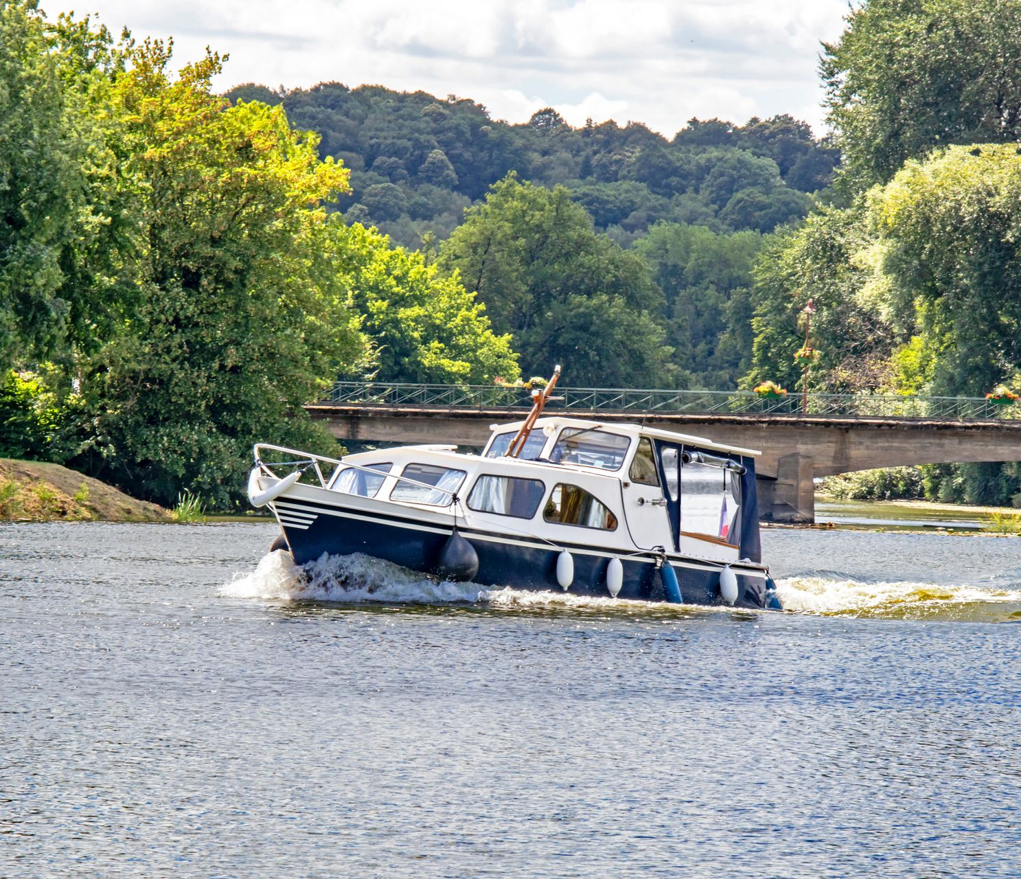 Bateau sur une rivière devant un pont