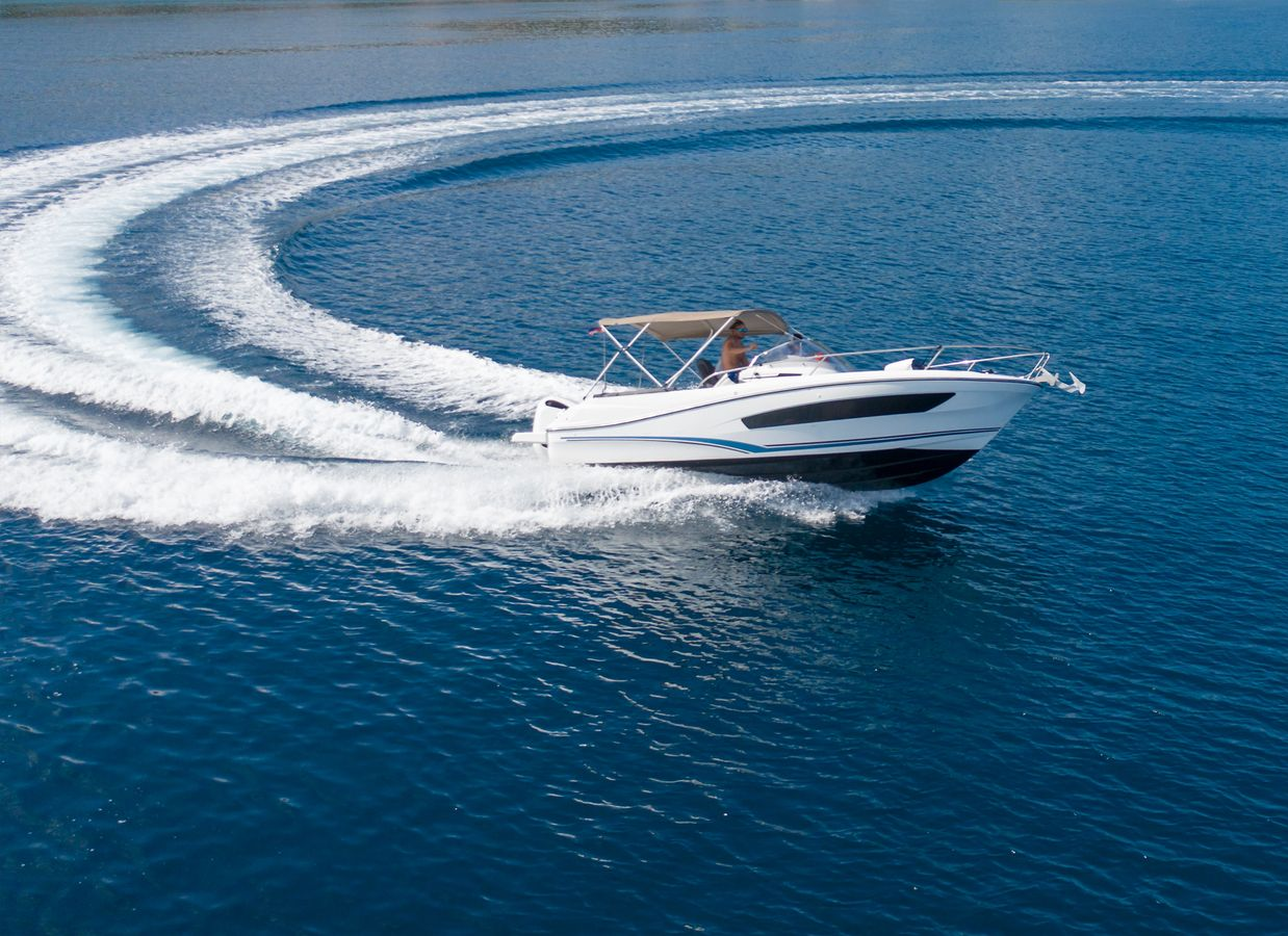Bateau effectuant un demi-tour