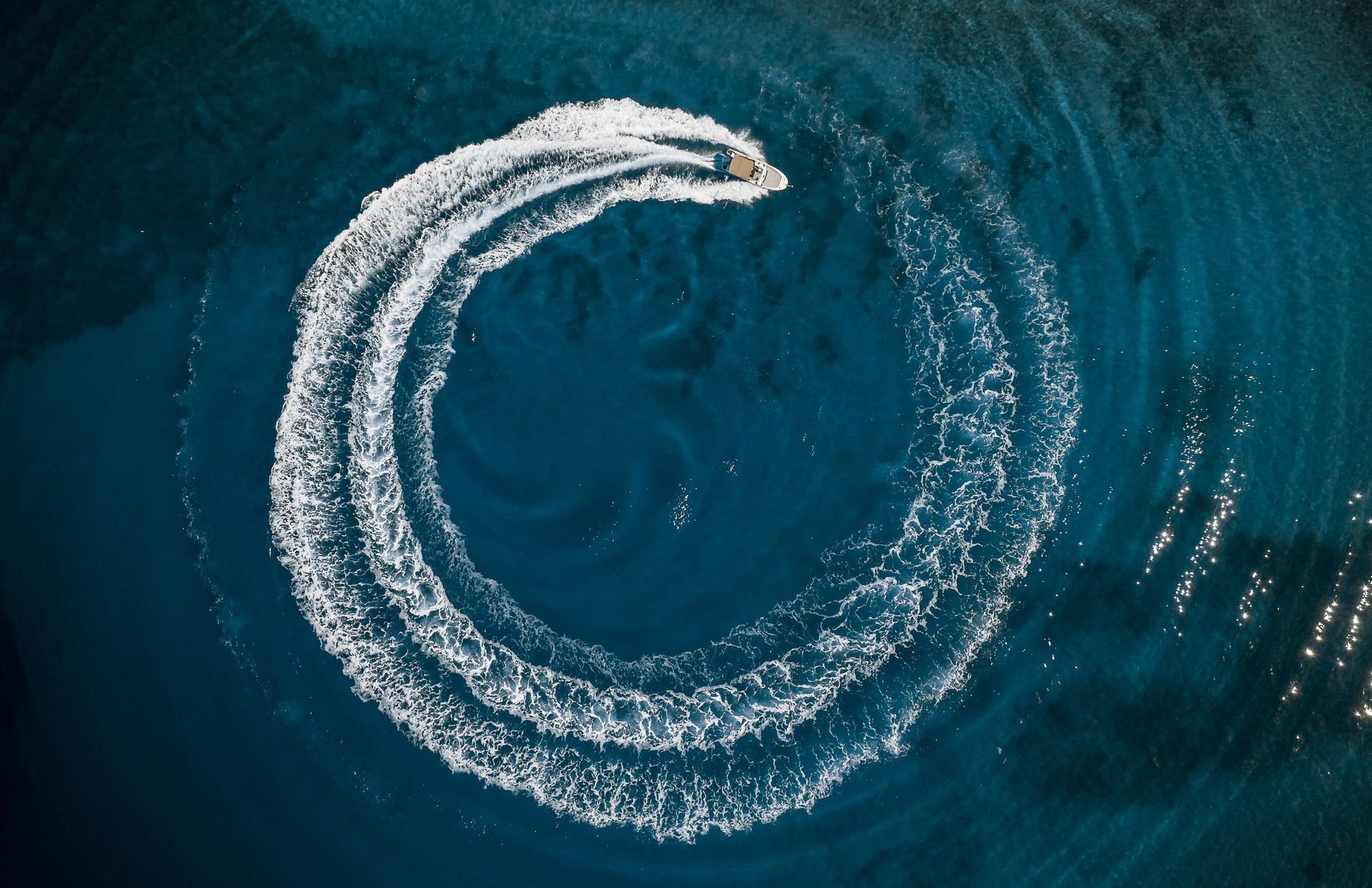 Bateau faisant un cercle dans l'eau