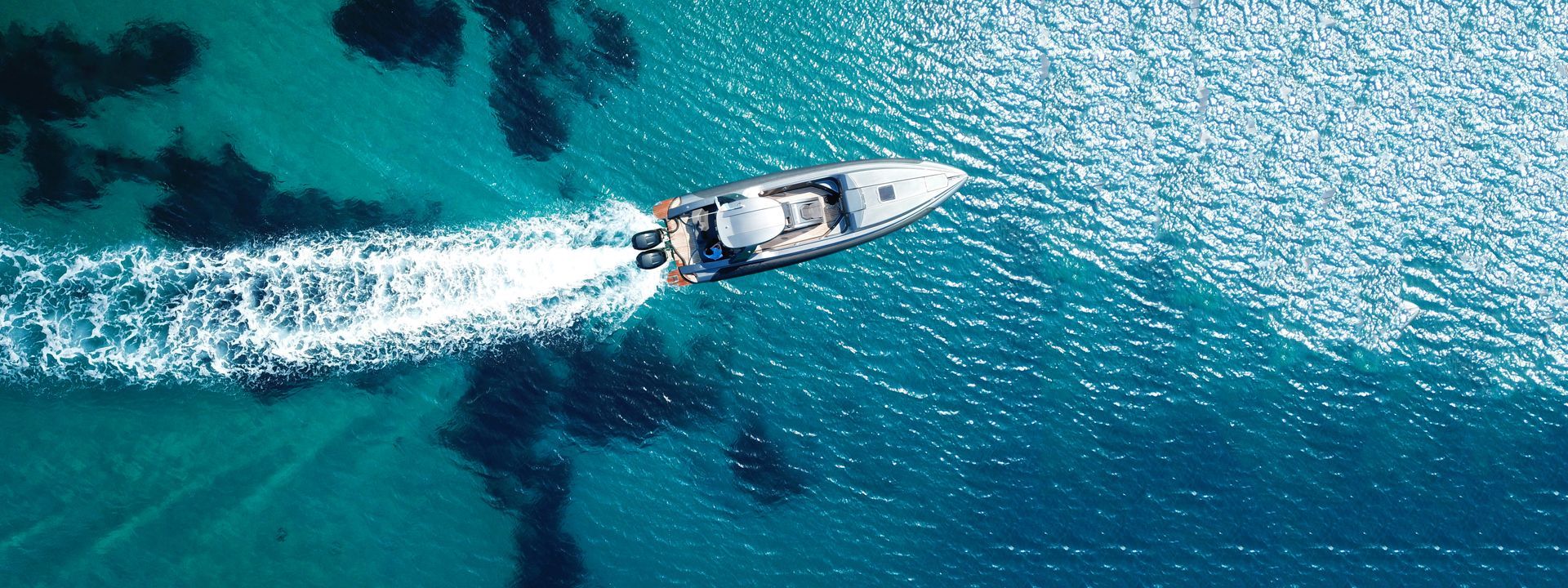 Bateau sur l'eau vu du ciel