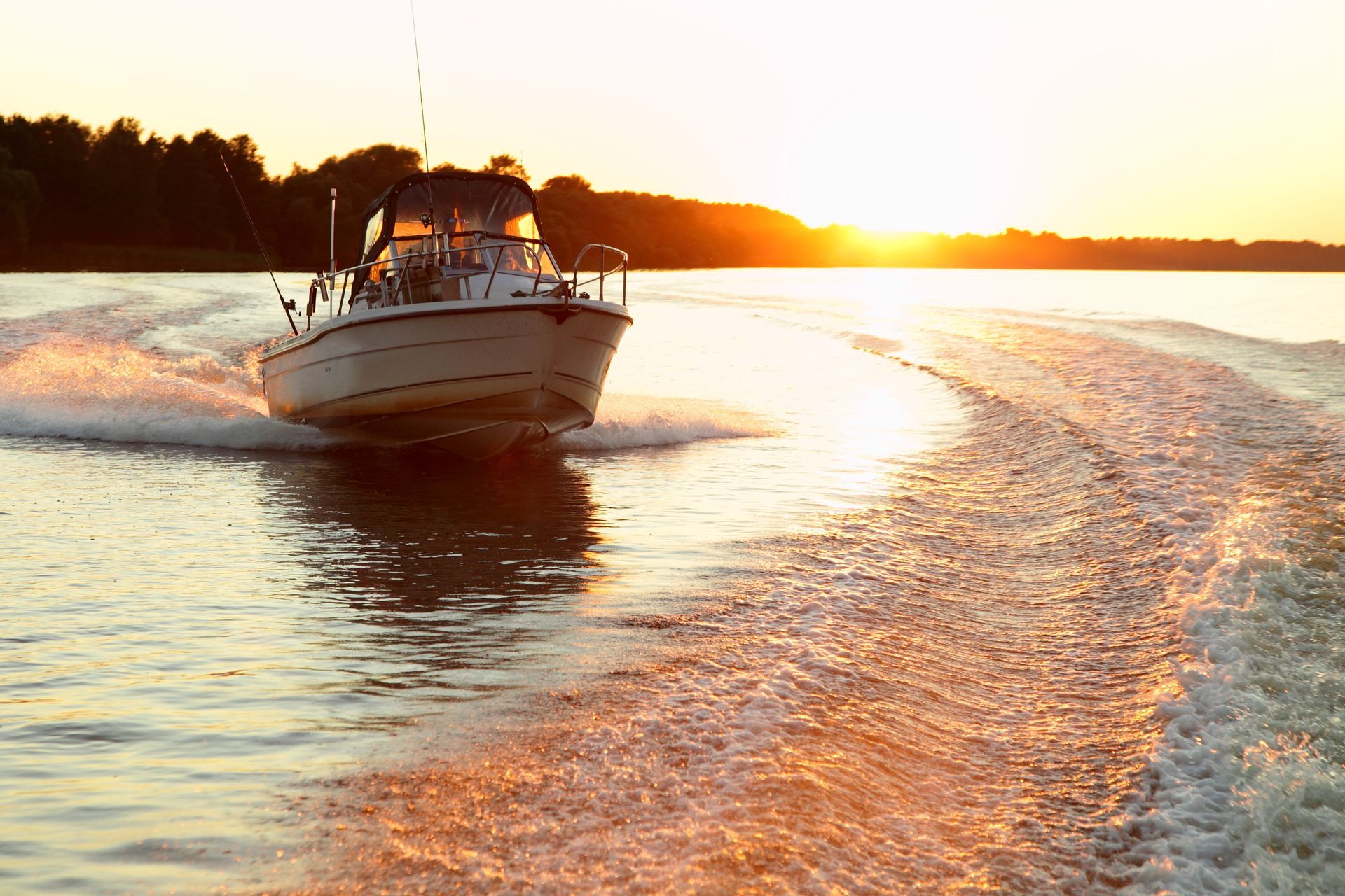 Bateau vue de face naviguant au soleil couchant