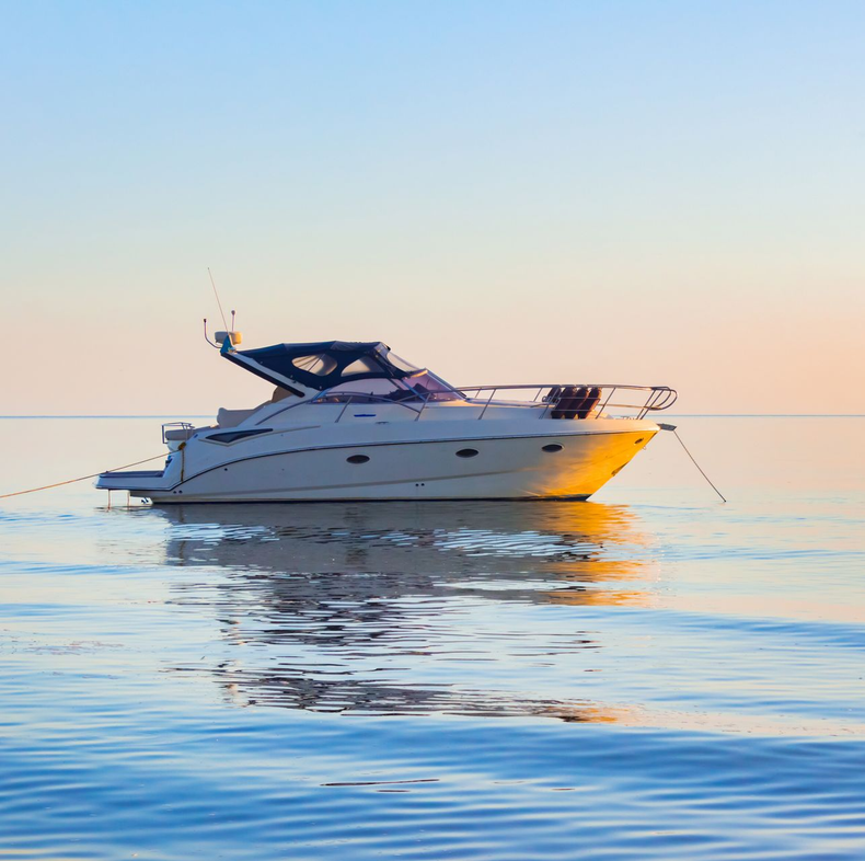 Bateau en mouillage sur une mer calme