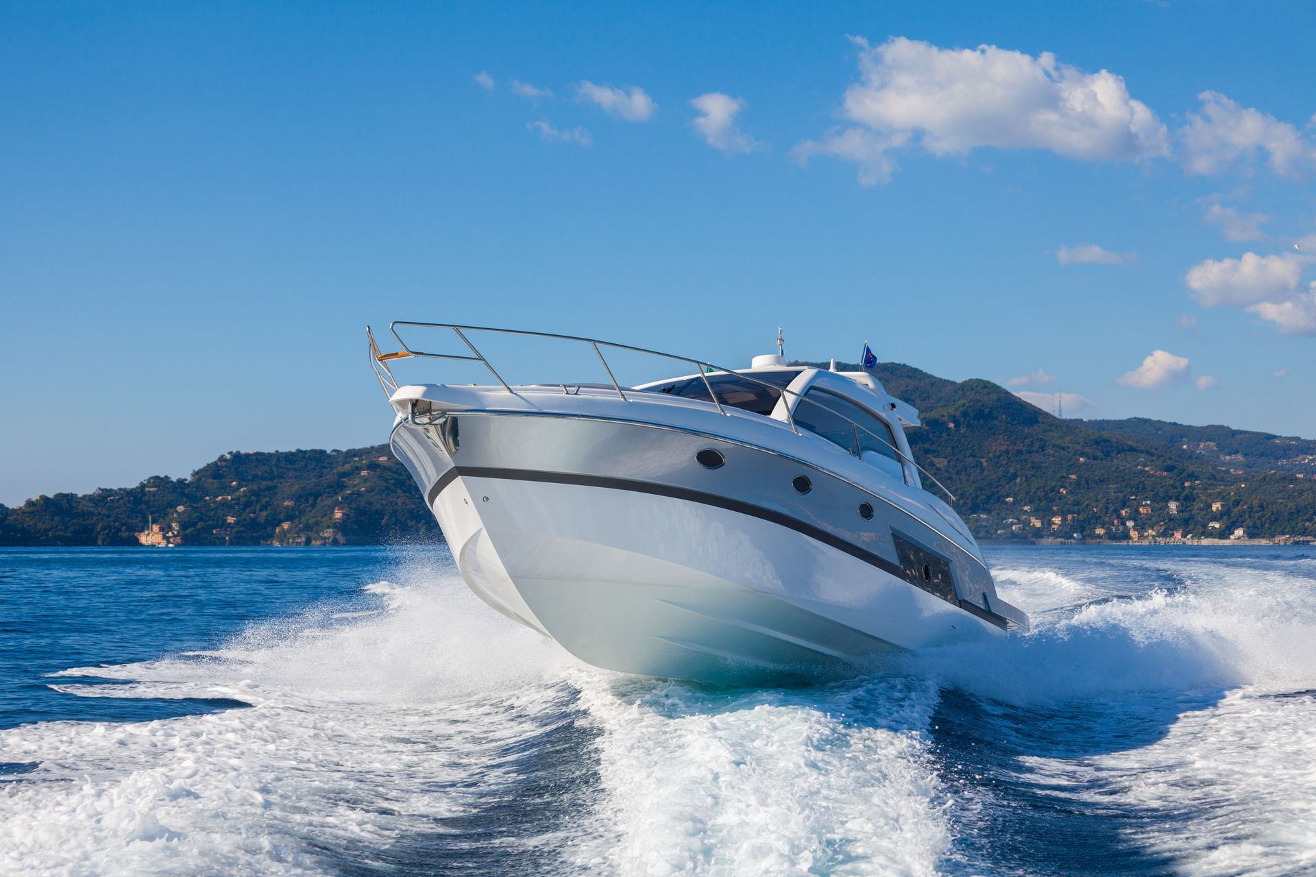 Bateau à moteur près des côtes