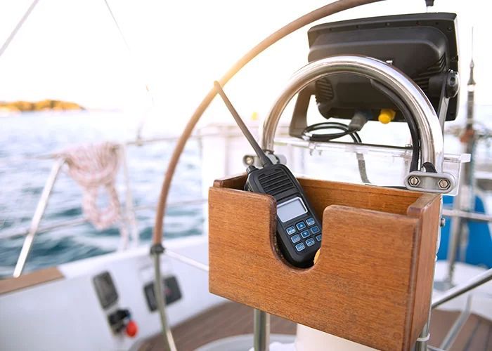 Radio de bateau dans un boitier en bois