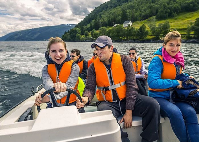 Groupe d'élèves apprenant à naviguer sur un bateau