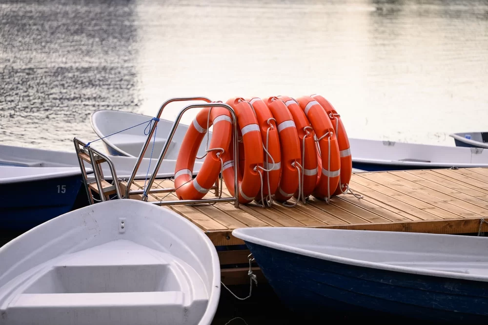 Bateaux à quais avec des bouées de sauvetage