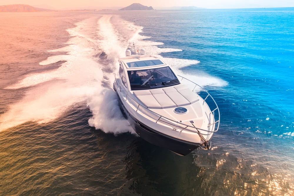 Bateau en mer avec une île en arrière-plan