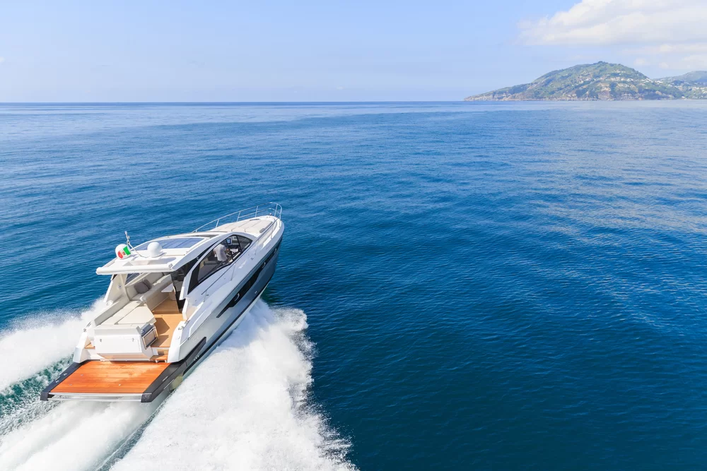Bateau navigant en mer vu de derrière