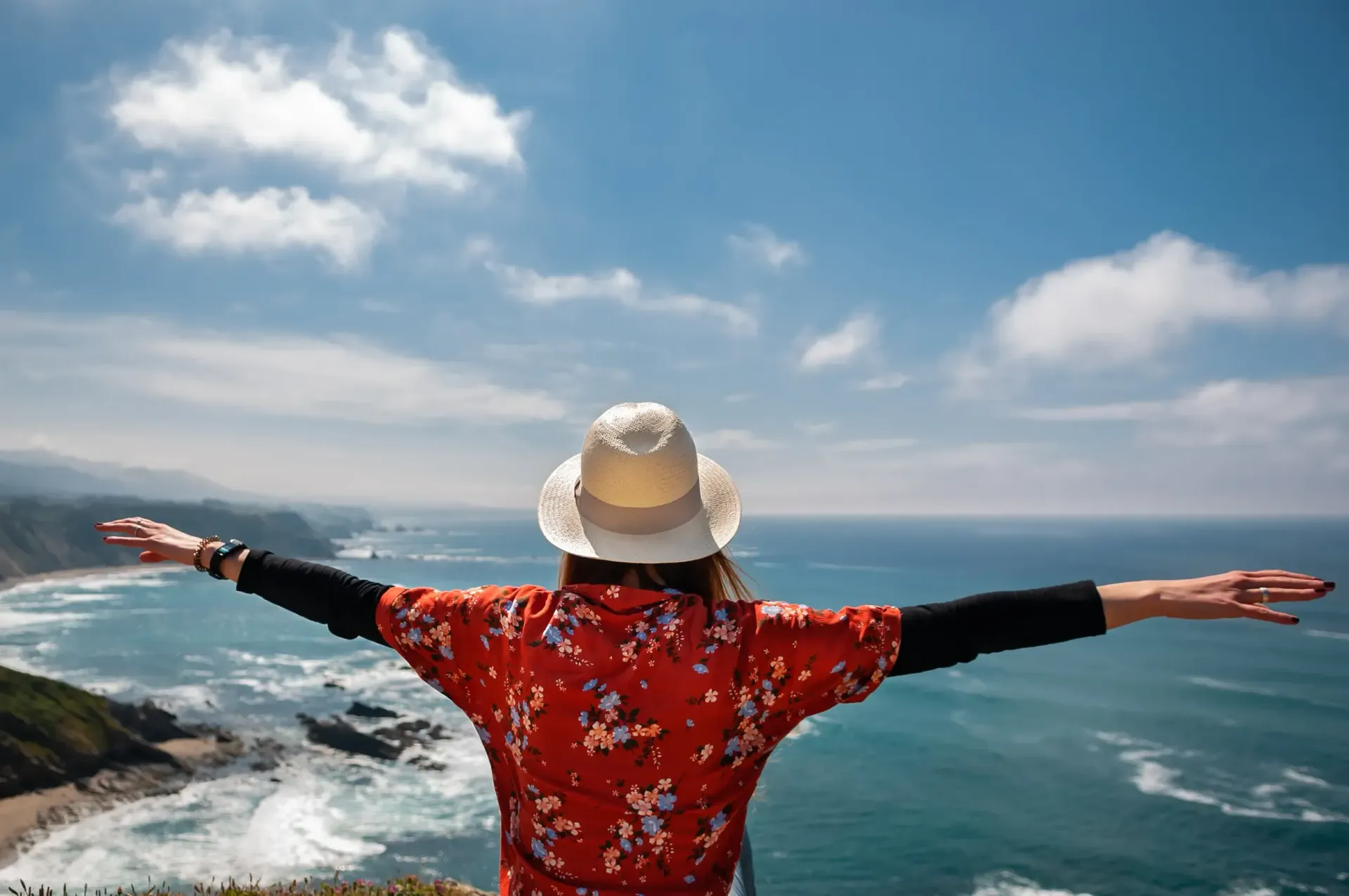 Crucero navegando en aguas tranquilas al atardecer, rodeado de pequeñas islas y gaviotas volando.