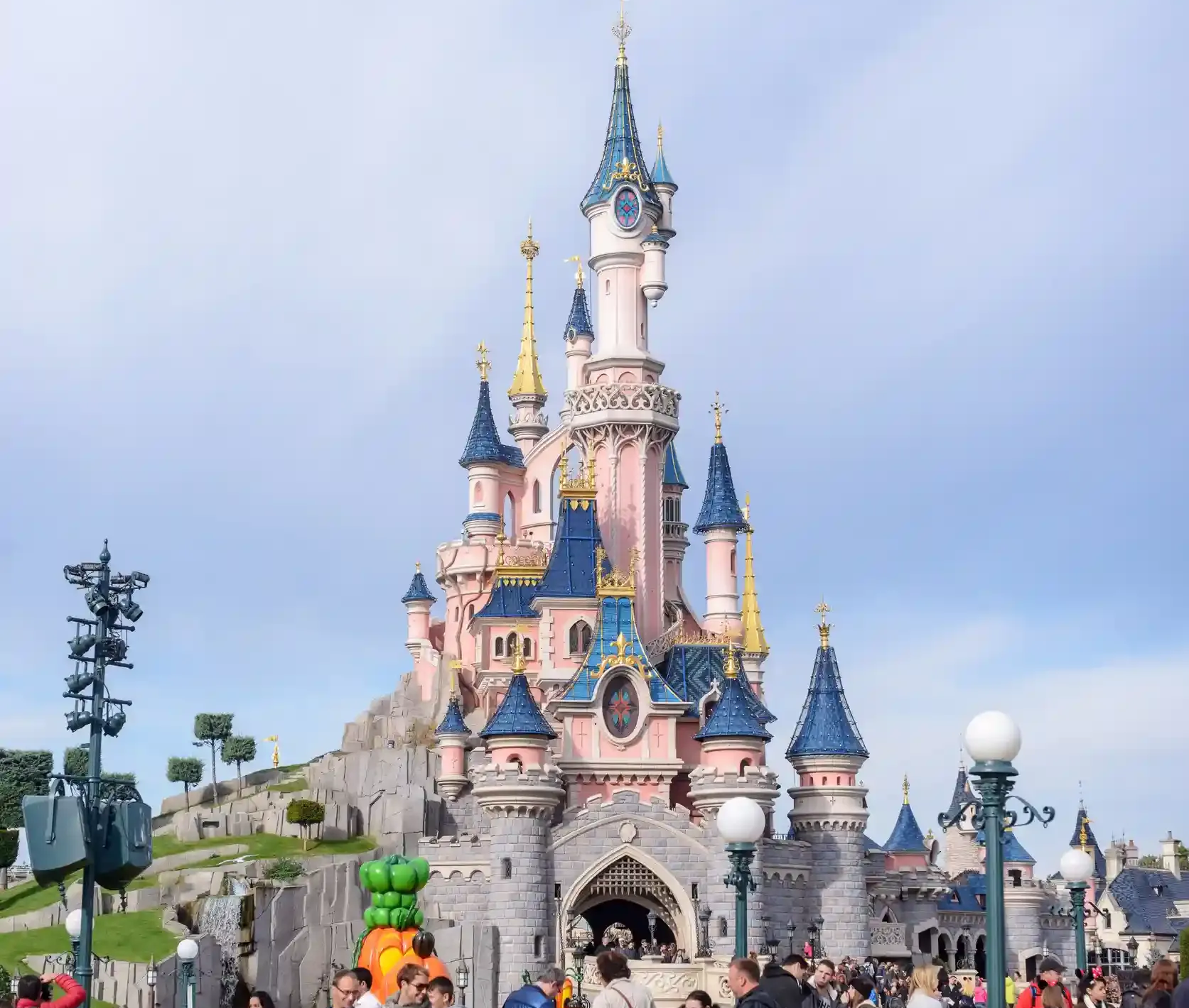 Pareja relajándose en tumbonas junto a una piscina, entorno tropical con cenador y exuberante vegetación.