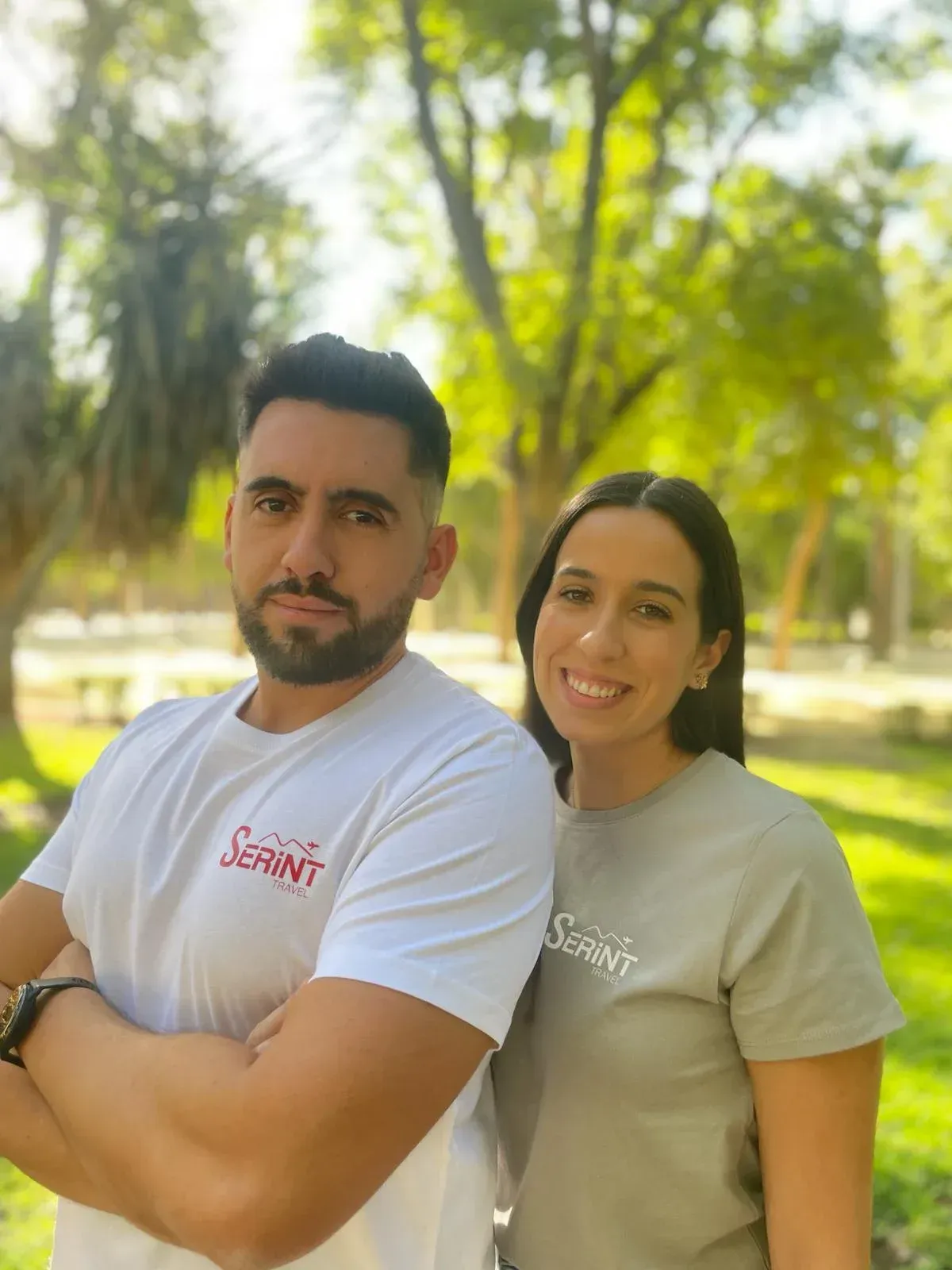 Hombre y mujer con camisetas con el logo de 